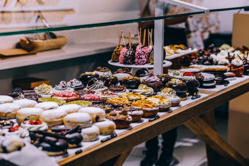 vitrine-ROQUEBRUNE SUR ARGENS-min_shop_dessert_pastry_bakery_counter-184398